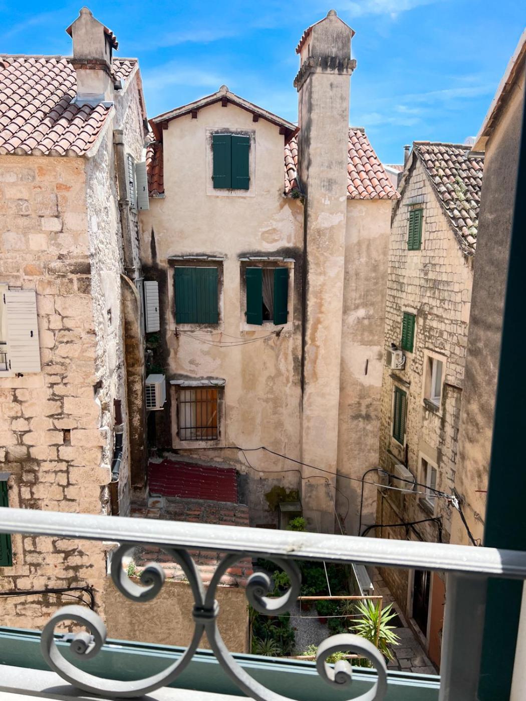 Morei Historical Split Exterior photo